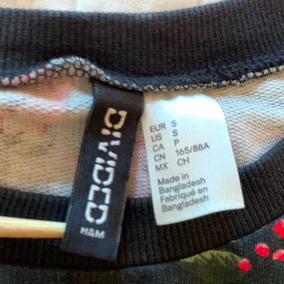 Divided by H&M rose pattern black sweatshirt size Small 100% lightweight cotton - Picture 5 of 10